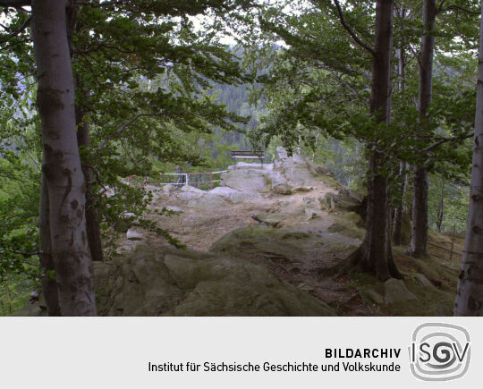 Der Aussichtspunkt Vogeltoffelfelsen bei Ansprung im Erzgebirge.