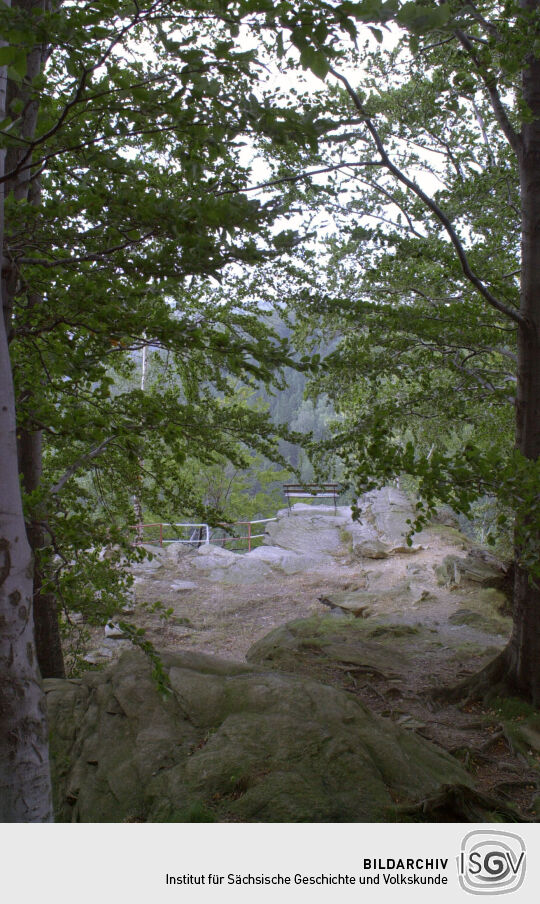 Der Aussichtspunkt Vogeltoffelfelsen bei Ansprung im Erzgebirge.