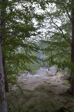 Der Aussichtspunkt Vogeltoffelfelsen bei Ansprung im Erzgebirge.