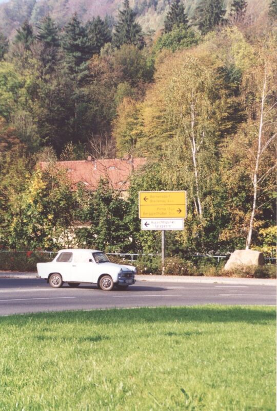 Kreuzung in Bad Gottleuba mit dem Hinweisschild zur Aussicht Talsperre