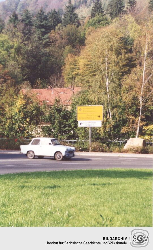 Kreuzung in Bad Gottleuba mit dem Hinweisschild zur Aussicht Talsperre