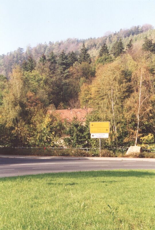 Kreuzung in Bad Gottleuba mit dem Hinweisschild zur Aussicht Talsperre