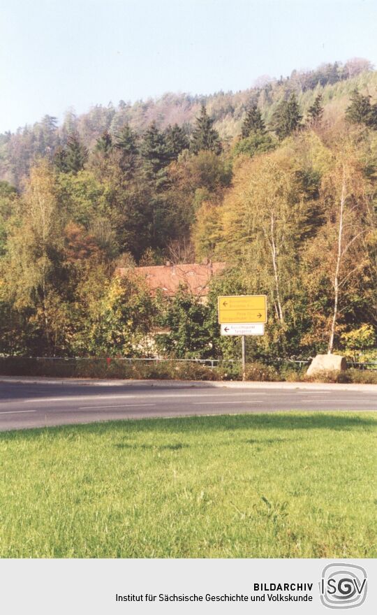 Kreuzung in Bad Gottleuba mit dem Hinweisschild zur Aussicht Talsperre