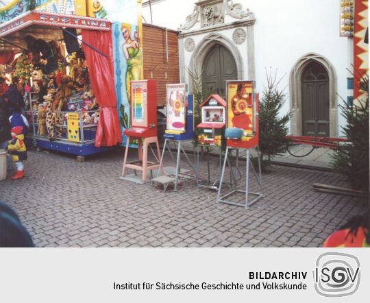 Spielautomaten auf dem Weihnachtsmarkt auf dem Marktplatz in Pirna