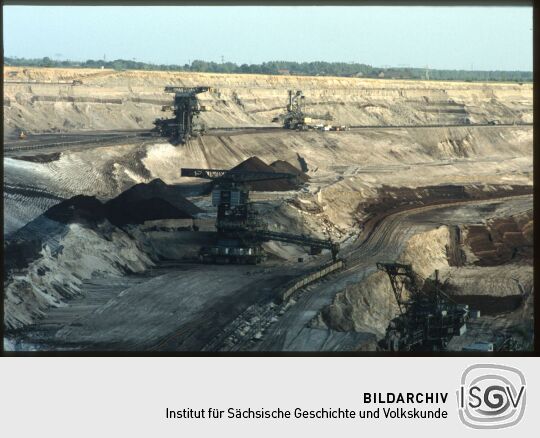 Tagebau mit drei Baggern