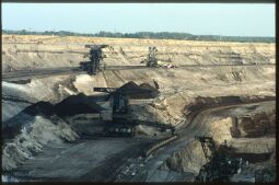 Bild: Tagebau mit drei Baggern