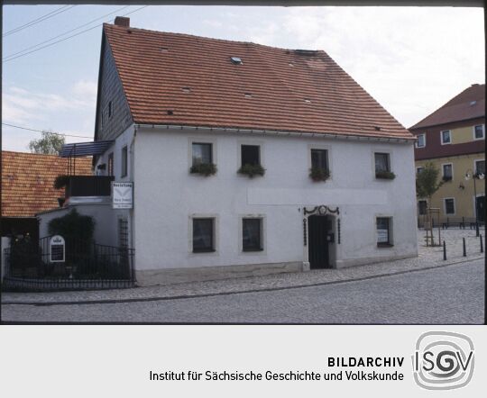 Gebäude eines Bestattungsunternehmens mit einem klassizistischen Portal von 1773 am Niedertorplatz in Dippoldiswalde