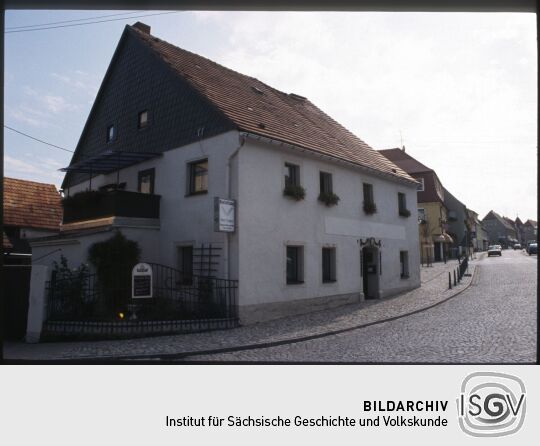 Gebäude eines Bestattungsunternehmens mit einem klassizistischen Portal von 1773 am Niedertorplatz in Dippoldiswalde