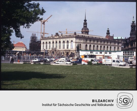 Blick über den Dresdner Neumarkt zum Johanneum. Im Hintergrund ist die Baustelle des Dresdner Schlosses zu sehen.