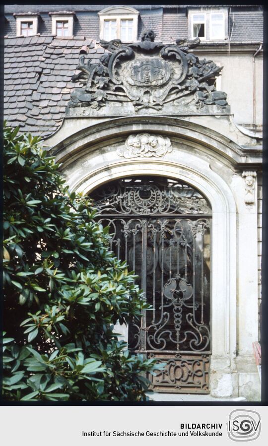 Eingansportal einer barocken Gruft aus dem Jahr 1754 mit beschädigtem Dach auf dem Neustädter Friedhof in Dresden.