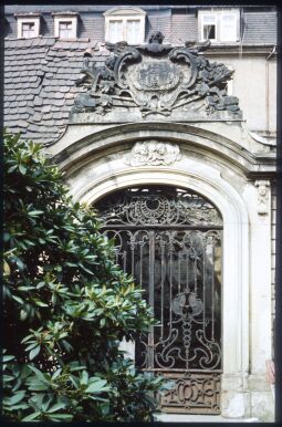 Bild: Eingansportal einer barocken Gruft aus dem Jahr 1754 mit beschädigtem Dach auf dem Neustädter Friedhof in Dresden.