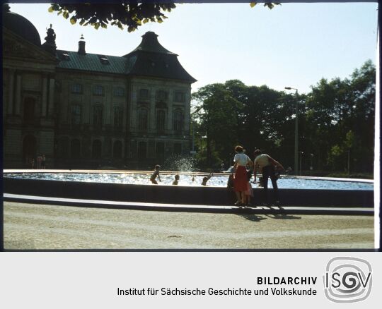 Kinder baden im Brunnen auf dem Palaisplatz (ehemals Karl-Marx-Platz) vor dem Japanischen Palais.