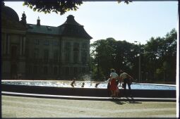 Bild: Kinder baden im Brunnen auf dem Palaisplatz (ehemals Karl-Marx-Platz) vor dem Japanischen Palais.