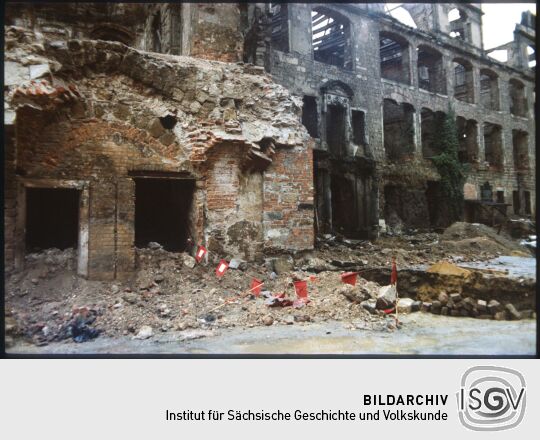 Blick in den großen Hof des Dresdner Schlosses mit dem Übergang zum kleinen Schlosshof.