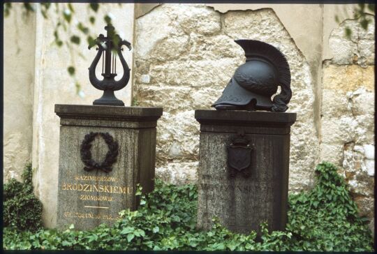 Zwei Gräber auf dem katholischen Friedhof in der Dresdner Friederichstadt. Die Grabsteine sind mit einer Lyra und einem antiken Helm geschmückt.