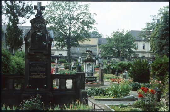 Blick über den karholischen Friedhof zum Krankenhaus Friedrichstadt in Dresden.