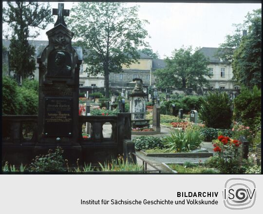 Blick über den karholischen Friedhof zum Krankenhaus Friedrichstadt in Dresden.