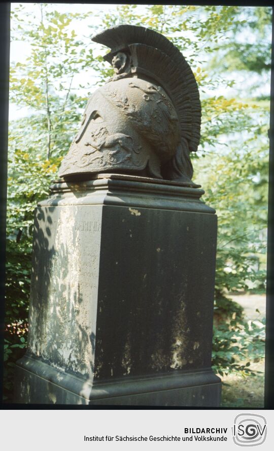 Grab des Generals Michel de Habbe in Form eines antiken Helms auf dem Trinitatisfriedhof Dresden