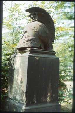 Bild: Grab des Generals Michel de Habbe in Form eines antiken Helms auf dem Trinitatisfriedhof Dresden