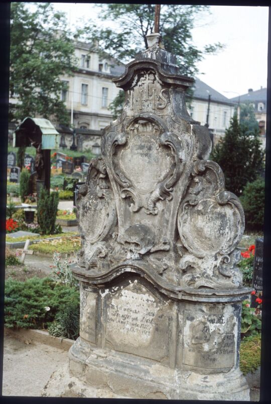 Grabstein mit Rokokokartuschen auf dem katholischen Friedhof in der Dresdner Friedrichstadt.