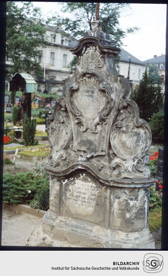 Grabstein mit Rokokokartuschen auf dem katholischen Friedhof in der Dresdner Friedrichstadt.