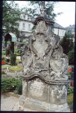 Bild: Grabstein mit Rokokokartuschen auf dem katholischen Friedhof in der Dresdner Friedrichstadt.
