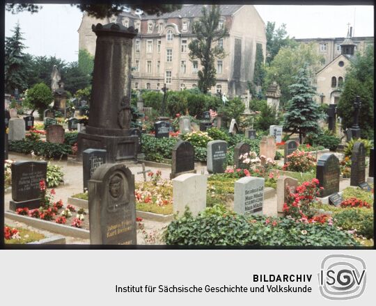 Blick über die Gräber des katholischen Friedhofes in der Dresdner Friedrichstadt.