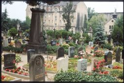 Bild: Blick über die Gräber des katholischen Friedhofes in der Dresdner Friedrichstadt.