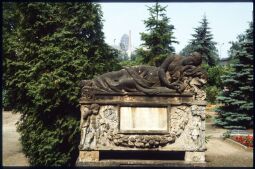 Bild: Blick über das Grab von Caroline Pettrich (geb. Dittrich, gest. 1803) auf dem katholischen Friedhof Dresden-Friedrichstadt in Richtung der Bienertschen Hafenmühle.