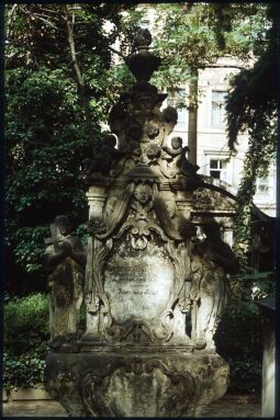 Bild: Graabstein auf dem Neustädter Friedhof in Dresden.