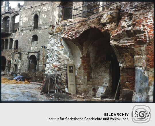 Baustellendurchbruch vom großen Schlosshof zur Schloßstraße in Dresden.