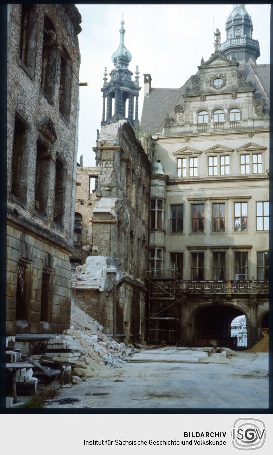 Blick durch die Schloßstraße auf das Georgentor in Dresden. Links ist der Baustellendurchbruch zum großen Schlosshof abgebildet.