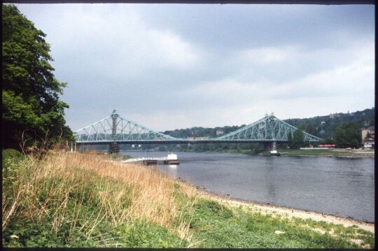 Blick auf die Brücke 'Blaues Wunder' über die Elbe in Dresden.