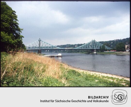Blick auf die Brücke 'Blaues Wunder' über die Elbe in Dresden.