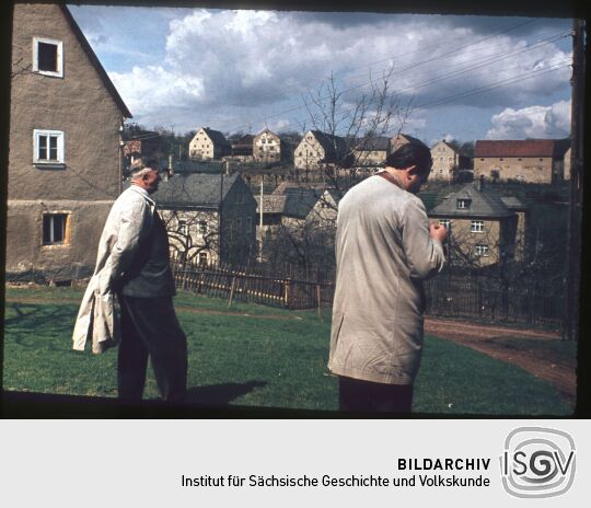 Zwei Männer in einem Garten in Reinhardtsgrimma