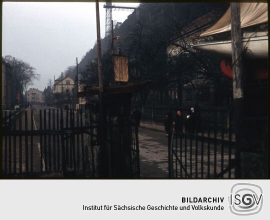 Blick nach Bad Schandau, rechts ist der historische Aufzug abgebildet