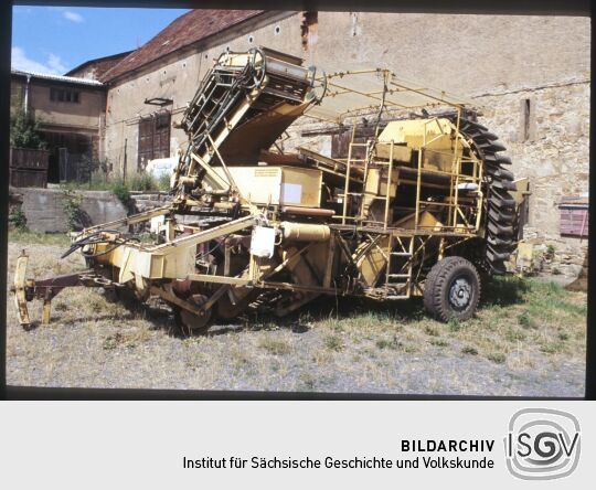 Landwirtschaftliche Maschine auf einem Hof in Gamig
