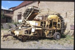 Bild: Landwirtschaftliche Maschine auf einem Hof in Gamig