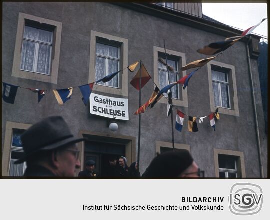 Geschmücktes 'Gasthaus zur Schleuse' in Postelwitz