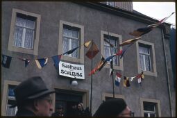 Bild: Geschmücktes 'Gasthaus zur Schleuse' in Postelwitz