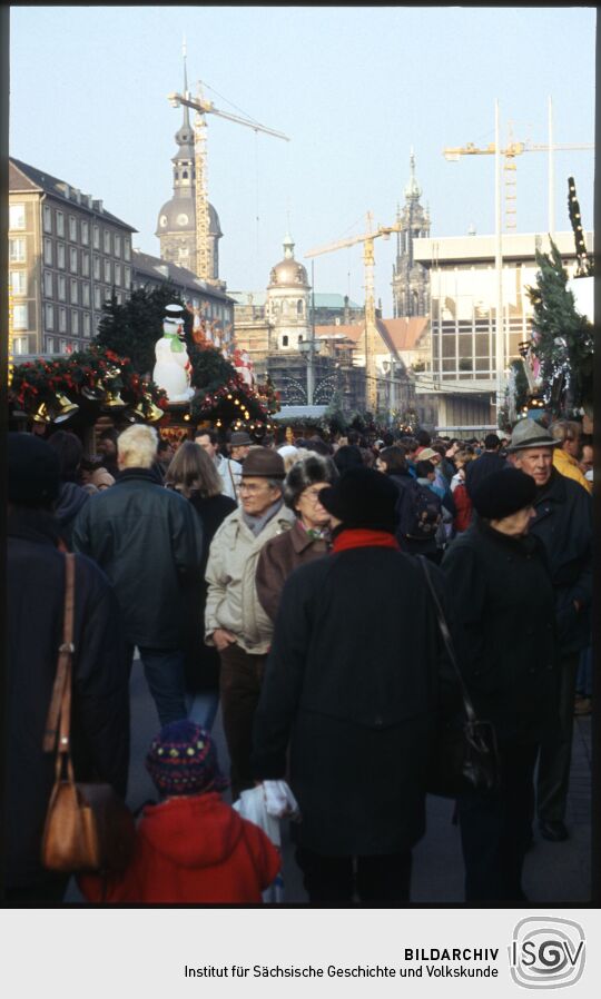 Blick über den Striezelmarkt auf dem Dresdner Altmarkt mit den Türmen des Schlosses und der Katholischen Hofkirche im Hintergrund.