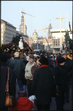 Bild: Blick über den Striezelmarkt auf dem Dresdner Altmarkt mit den Türmen des Schlosses und der Katholischen Hofkirche im Hintergrund.