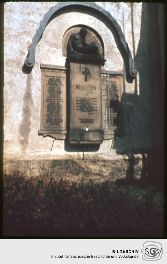 Denkmal für Gefallene an der Kirche von Reinhardtsgrimma