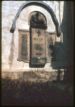 Bild: Denkmal für Gefallene an der Kirche von Reinhardtsgrimma