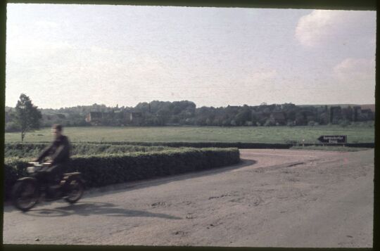 Kreuzung mit Motoradfahrer in Weidensdorf mit einem Wegweiser zum Hermsdorfer Kreuz