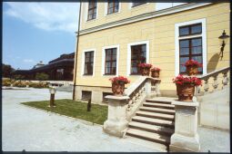 Bild: Treppenaufgang am Altbautrakt des 1985 eröffneten Hotel Bellevue in der Dresdner Neustadt.