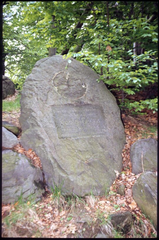 Gedenkstein für König Georg auf dem Borsberg. Über der Inschrift weißt eine runde Stelle auf ein ehemals vorhandenes Medallion o.ä. hin.