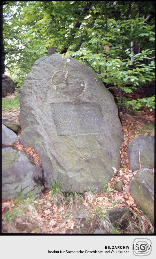 Gedenkstein für König Georg auf dem Borsberg. Über der Inschrift weißt eine runde Stelle auf ein ehemals vorhandenes Medallion o.ä. hin.