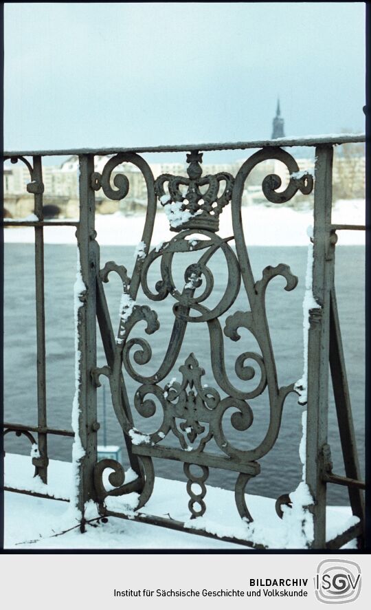 Bekröntes Monogram (FAR) im Geländer der Brühlschen Terrasse Dresden.