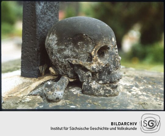 Skulptur eines Totenkopfs auf dem katholischen Friedhof in der Dresdner Friedrichstadt